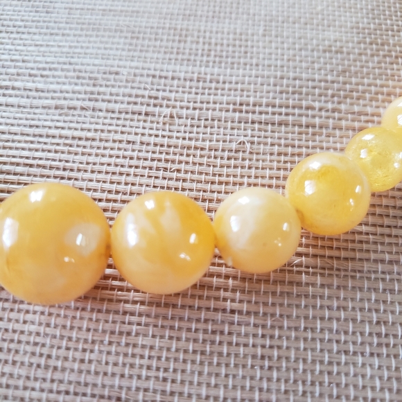 Marbled Yellow Midcentury Necklace - Picture 3 of 3